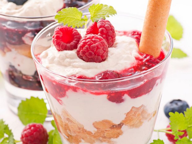 Tiramisu cu zmeură şi biscuiţi