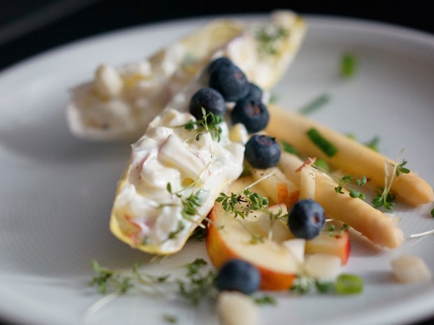 Chicory salad with blueberries