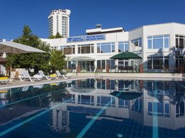 Piscină la centrul de dializă de vacanţă Fresenius Medical Care din Antalya