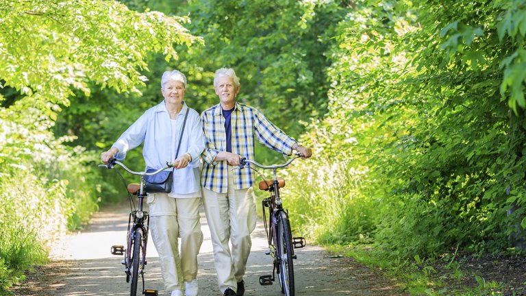 Cuplu în vârstă cu bicicletele