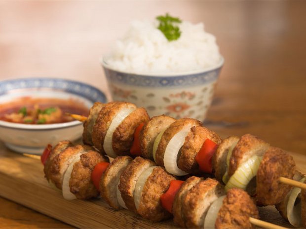 Shashlik din carne de porc şi 
carne de pui