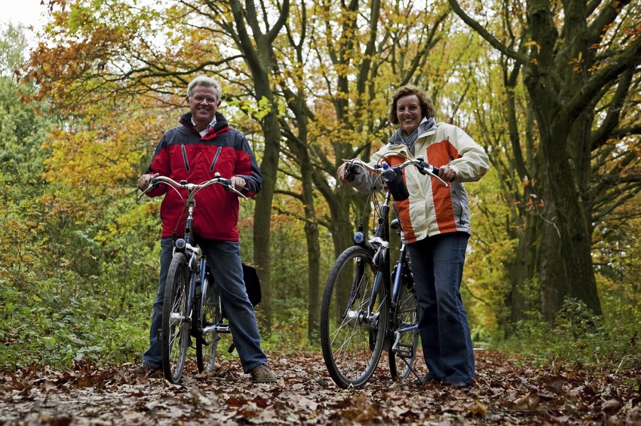 Cuplu cu bicicletele în pădure
