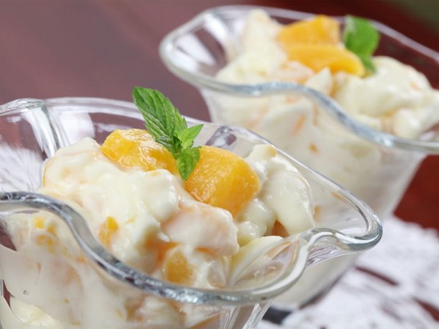 Zabaglione cu piersici şi îngheţată 
de vanilie