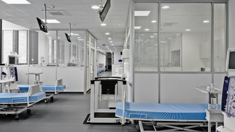 Interiorul unei clinici cu câteva paturi goale