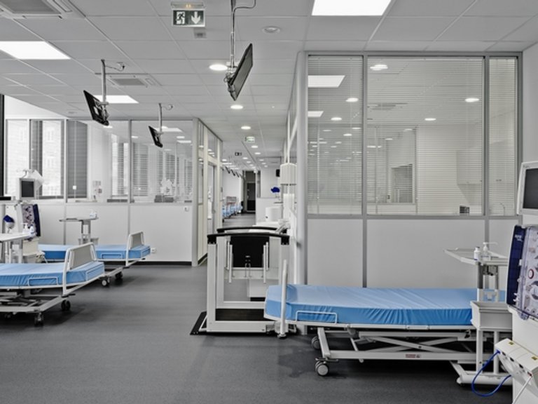 Interiorul unei clinici cu câteva paturi goale