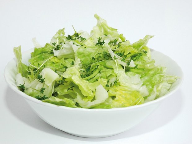 Salată iceberg cu sos de creson