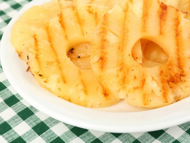 Ananas la grătar cu cremă de nucă de cocos