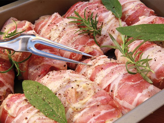 Saltimbocca din carne de pui cu bucăţi 
de mămăligă şi legume cu tarhon