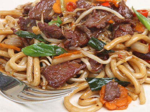 Carne de vită sotată cu mazăre