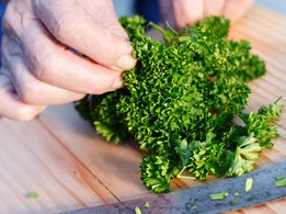 Condimentați mâncarea în mod sănătos adăugând plante aromatice şi mirodenii.